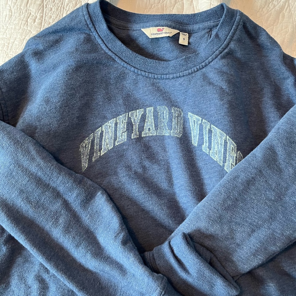 EUC Vineyard Vines Blue Vintage Wash Crewneck